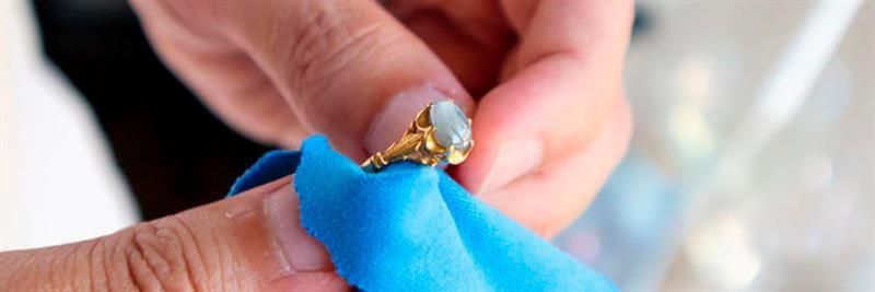 Cómo conservar y limpiar tus joyas de oro y plata